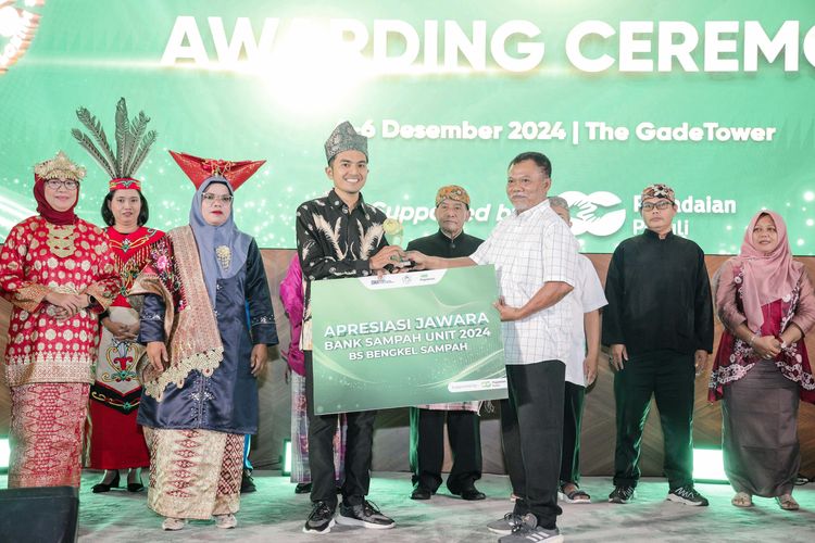 Nazamuddin Siregar (31) menerima penghargaan sebagai Jawara Unit terbaik tingkat wilayah pada Malam Apresiasi Forum Sahabat Emas Peduli Sampah Indonesia di Jakarta pada Desember 2024. 