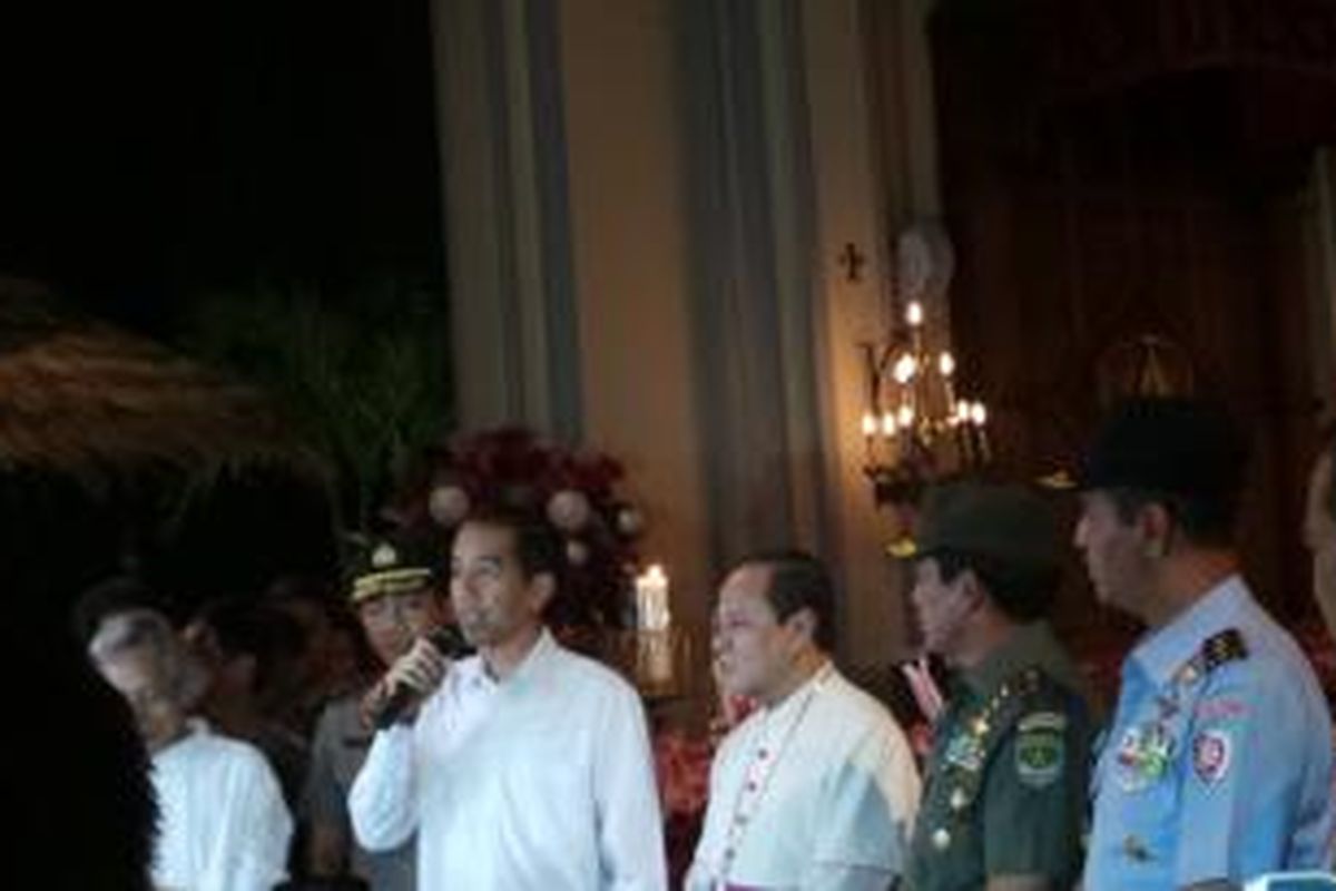 Gubernur DKI Jakarta Joko Widodo saat meninjau situasi misa Natal, di Gereja Katedral, Jakarta, Selasa (24/12/2013) malam.