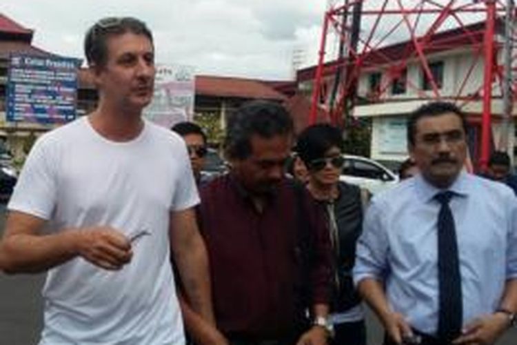 Warga Australia bernama Christopher Burns mendatangi Polda Bali, Rabu (8/7/2015), untuk memberikan kesaksian terkait keterlibatannya dalam penggalangan dana saat Engeline dinyatakan hilang. 