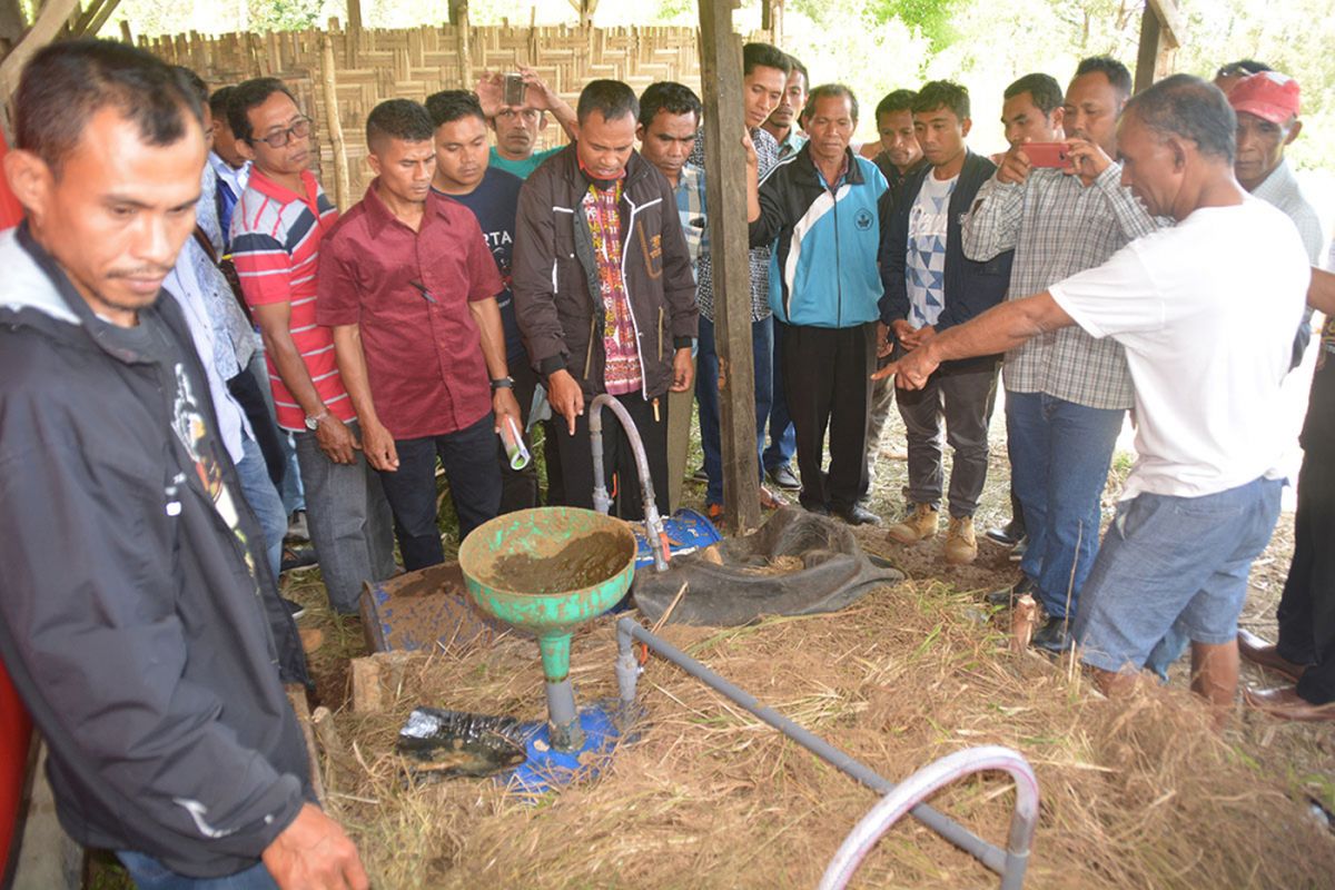 Ketua Komisi Pemberdayaan Sosial Ekonomi Keuskupan Ruteng Pastor Robertus Pelita (baju putih) sedang menerangkan pembangkit biodigester untuk biogas yang bersumber dari kotoran hewan ternak dan manusia kepada peserta pelatihan biogas dari berbagai Paroki di Keuskupan Ruteng, di Kabupaten Manggarai, Flores, NTT, Minggu (10/3/2019). 