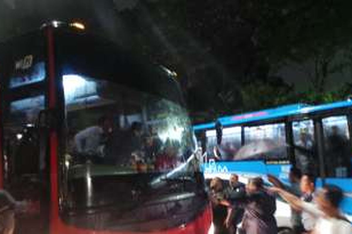 Bus Damri Royal Class yang ditumpangi pasangan calon Agus-Sylviana untuk mendaftar ke Komisi Pemilihan Umum (KPU) DKI Jakarta, Jumat (23/9/2016).