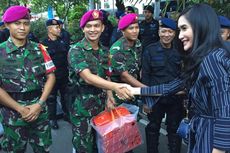 Sejumlah Artis Bagikan Takjil buat Anggota TNI-Polri yang Berjaga di MK