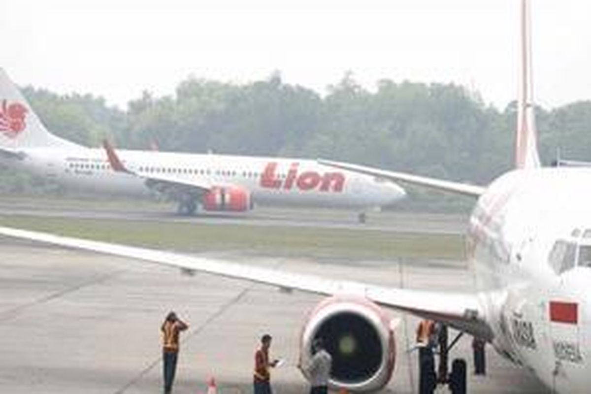 Di tengah kabut asap yang masih cukup tebal, Lion Air mendarat di Bandara Sutan Syarif Kasim II Pekanbaru.