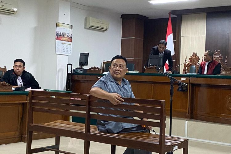 Caleg DPR RI Dapil 1 Sulsel dari Partai Demokrat Syarifuddin Daeng Punna alias Sadap saat menjalani sidang perdana di Ruang Bagir Manan, PN Makassar, Sulawesi Selatan, Senin (25/3/2024).