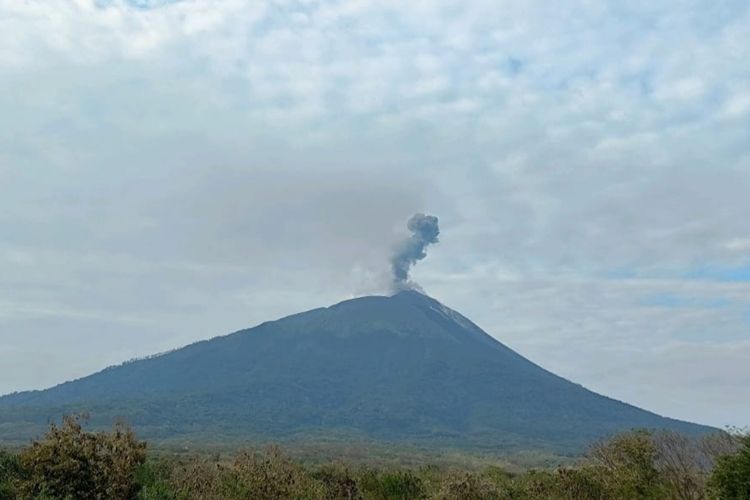 2 Gunung Api di NTT Meletus Bersamaan Disertai Lontaran Abu Vulkanik