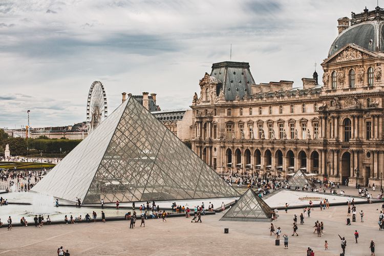 Ilustrasi Louvre di Paris, Perancis.