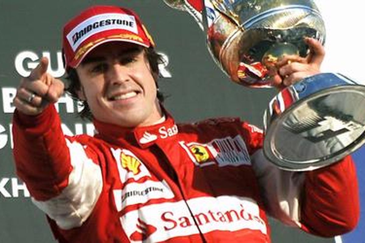 Fernando Alonso saat memenangi seri perdana F1 2010 di Bahrain, Minggu (14/3/10).