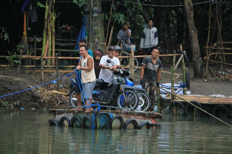 Warga Karangwuni Dusun Blawong 1, Trimulyo, Jetis, dan Dusun Wonokromo, Pleret. Bantul, menyebrang menggunakan gethek.