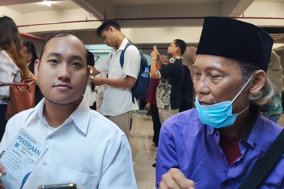  Agus ketika menemani sang anak bernama Akbar untuk mengikuti Job Fair Bekasi, di Bekasi Cyber Park.(KOMPAS.com/Febryan Kevin)