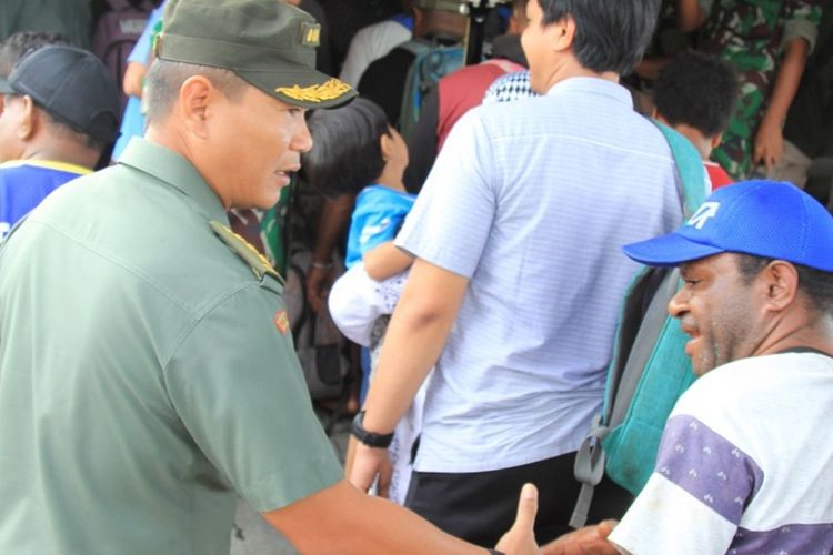 Para pengungsi memasuki pesawat Hercules yang akan membawa mereka kembali ke Wamena, Kabupaten Jayawijaya, Papua, Rabu (30/10/2019).