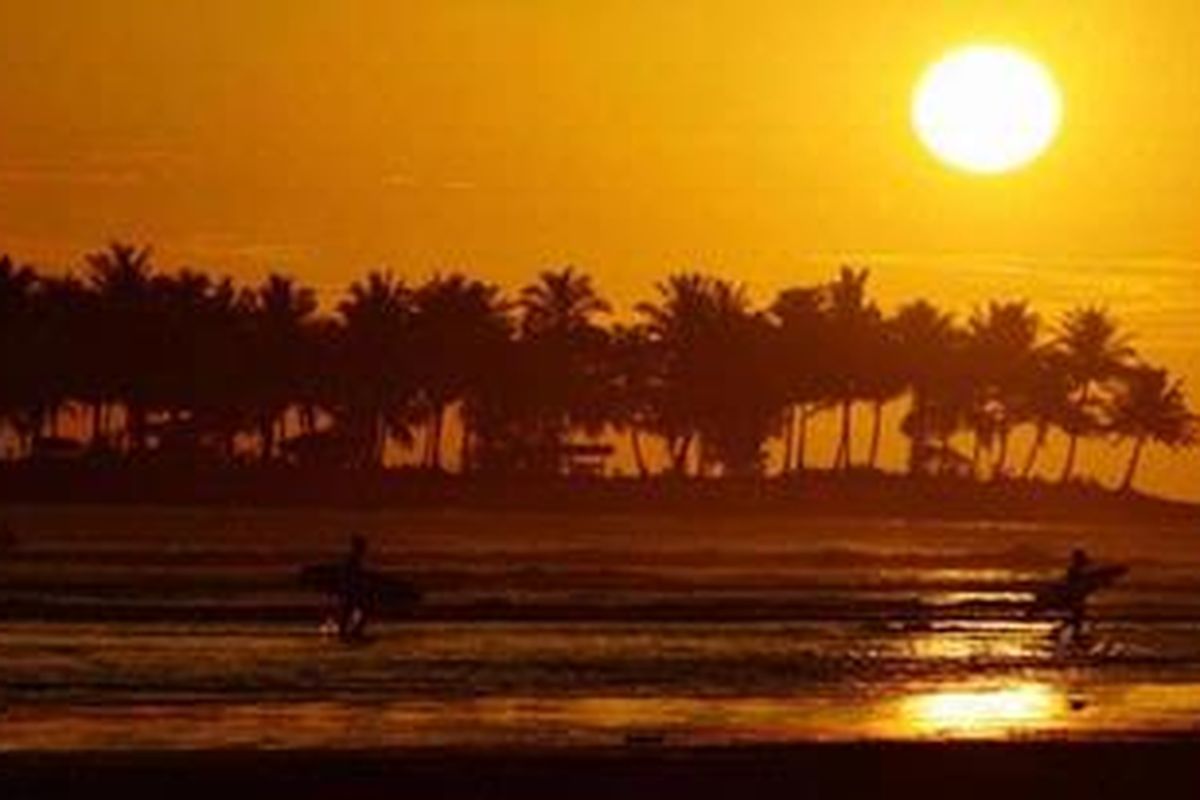 Sunset di pantai Air Manis di Padang, Sumbar.