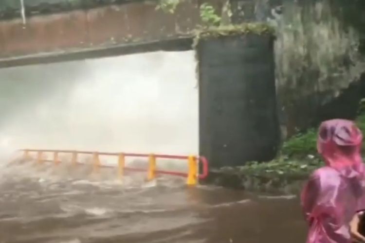 Air terjun Lembah Anai meluap ke jalan, akses lalu lintas Padang-Padang Panjang lumpuh total, Minggu (22/12/2019))