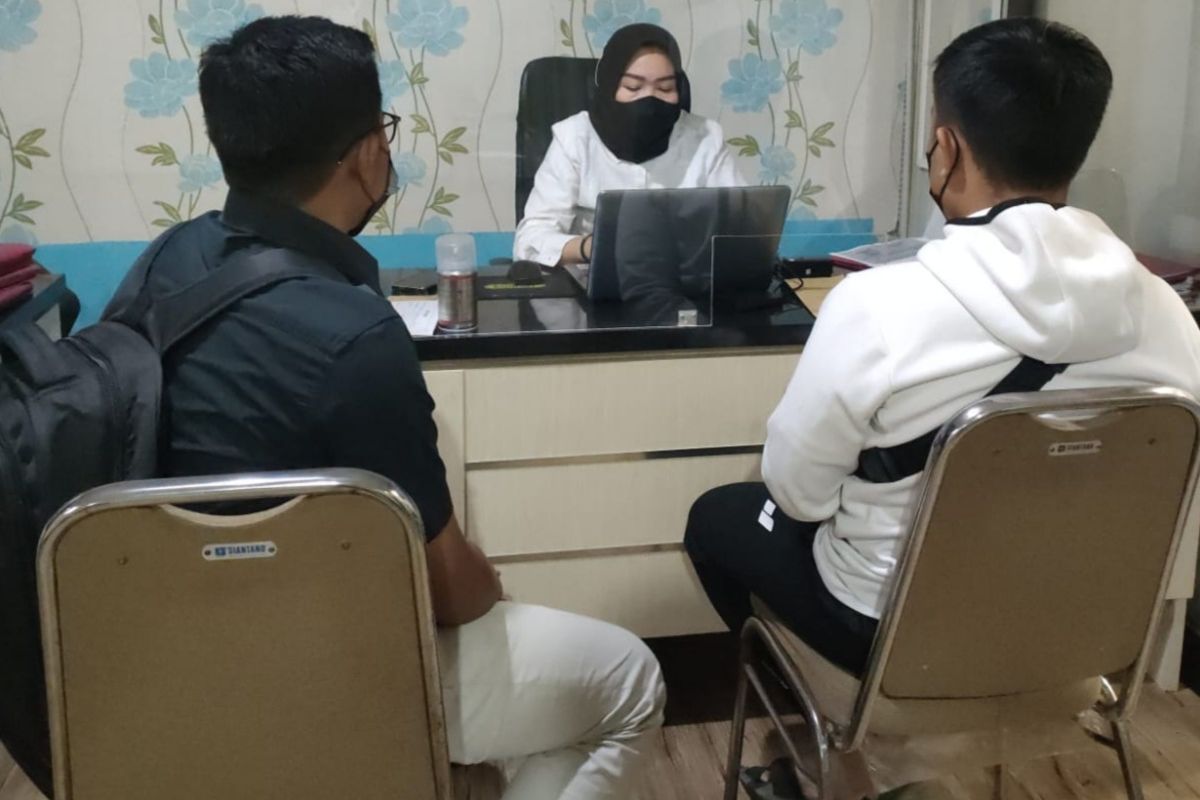 Pelatih bela diri, MR (Kanan) saat diperiksa UPPA Polres Malang atas dugaan pelecehan seksual kepada muridnya.