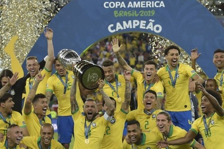 Para pemain timnas Brasil berselebrasi bersama trofi juara Copa America 2019 setelah mengalahkan Peru dengan skor 3-1 pada laga final di Stadion Maracana, Rio de Janeiro, 8 Juli 2019.