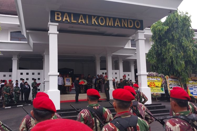 Prosesi upacara pelepasan jenazah Doni Modarno dari pihak keluarga diserahkan ke Negara sebelum dimakamkan di TMP Kalibata, Jakarta Selatan, Senin (4/12/2023)