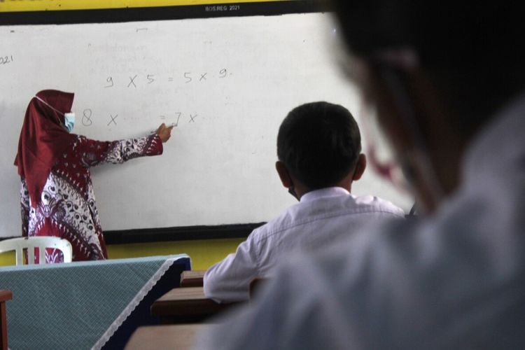 Kegiatan pembelajaran tatap muka di sekolah yang dilaksanakan di masa PPKM level 2 di Kabupaten Canjur, Jawa Barat, Jumat (10/9/2021).