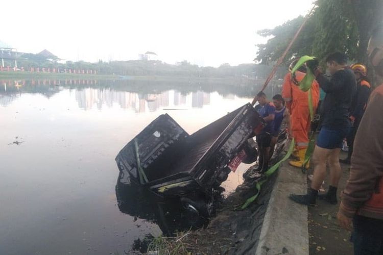 Kendaraan roda empat jenis pikap pelat merah terjun ke danau yang bersebelahan dengan kampus Universitas Negeri Surabaya (Unesa) Jalan Lidah Wetan, Kecamatan Lakarsantri, Selasa (23/11/2021) dinihari pukul 03.44 WIB.