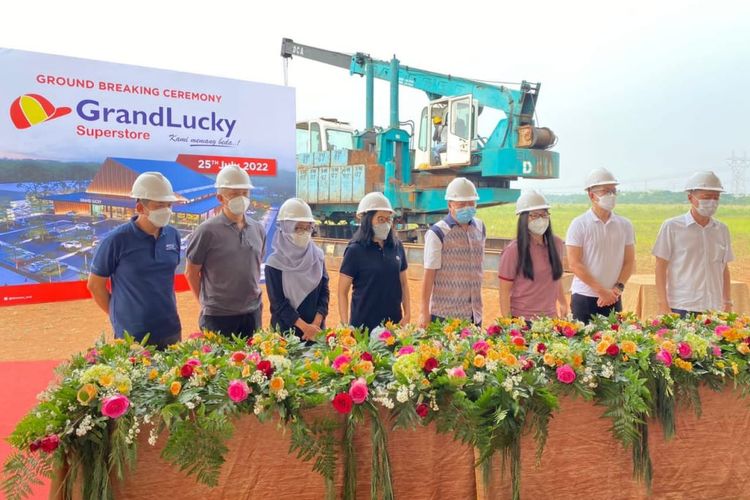 Proses peletakan batu pertama atau groundbreaking untuk pembangunan GrandLucky BSD City pada Senin (25/07/2022).