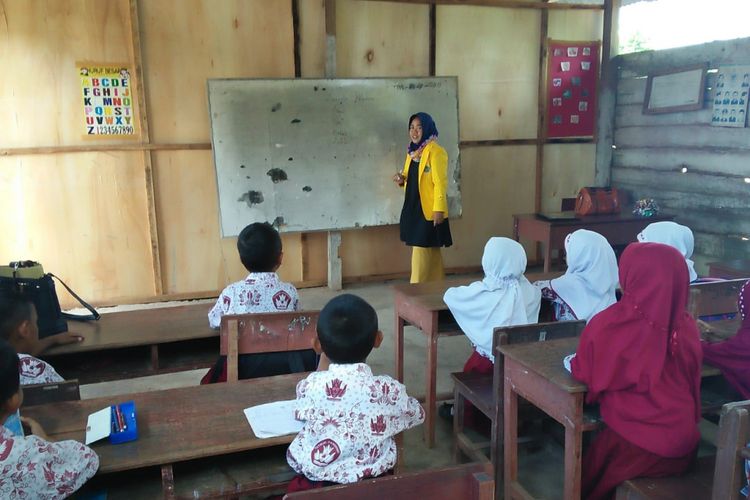 Murid sekolah dasar putri tunggal di Dusun Baru To Kaluku, Desa Buntu Kamiri,  Kecamatan Ponrang,  Kabupaten Luwu  Sulawesi Selatan, masih belajar dalam keterbatasan, papan tulis di sekolah ini nampak bolong-bolong, Sabtu (12/01/2019)