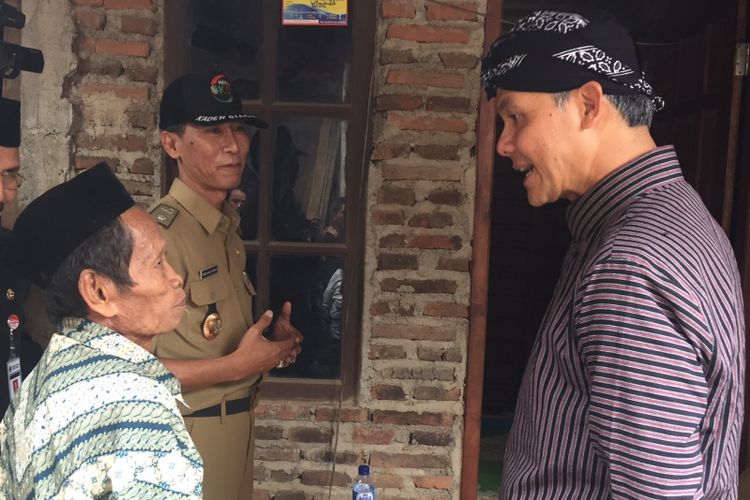 Gubernur Jawa Tengah Ganjar Pranowo mendatangi rumah milik Sahlan warga Desa Mayong Lor, Dukuh Bendowangen RT 04 RW 03, Kecamatan Mayong, Jepara, Jawa Tengah, Senin (16/10/2017).

