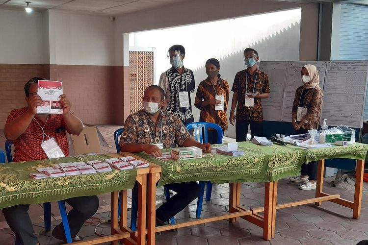 Petugas KPPS TPS 8 Kelurahan Penumping melakukan penghitungan surat suara pemilih Pilkada Solo 2020, Rabu (9/12/2020).