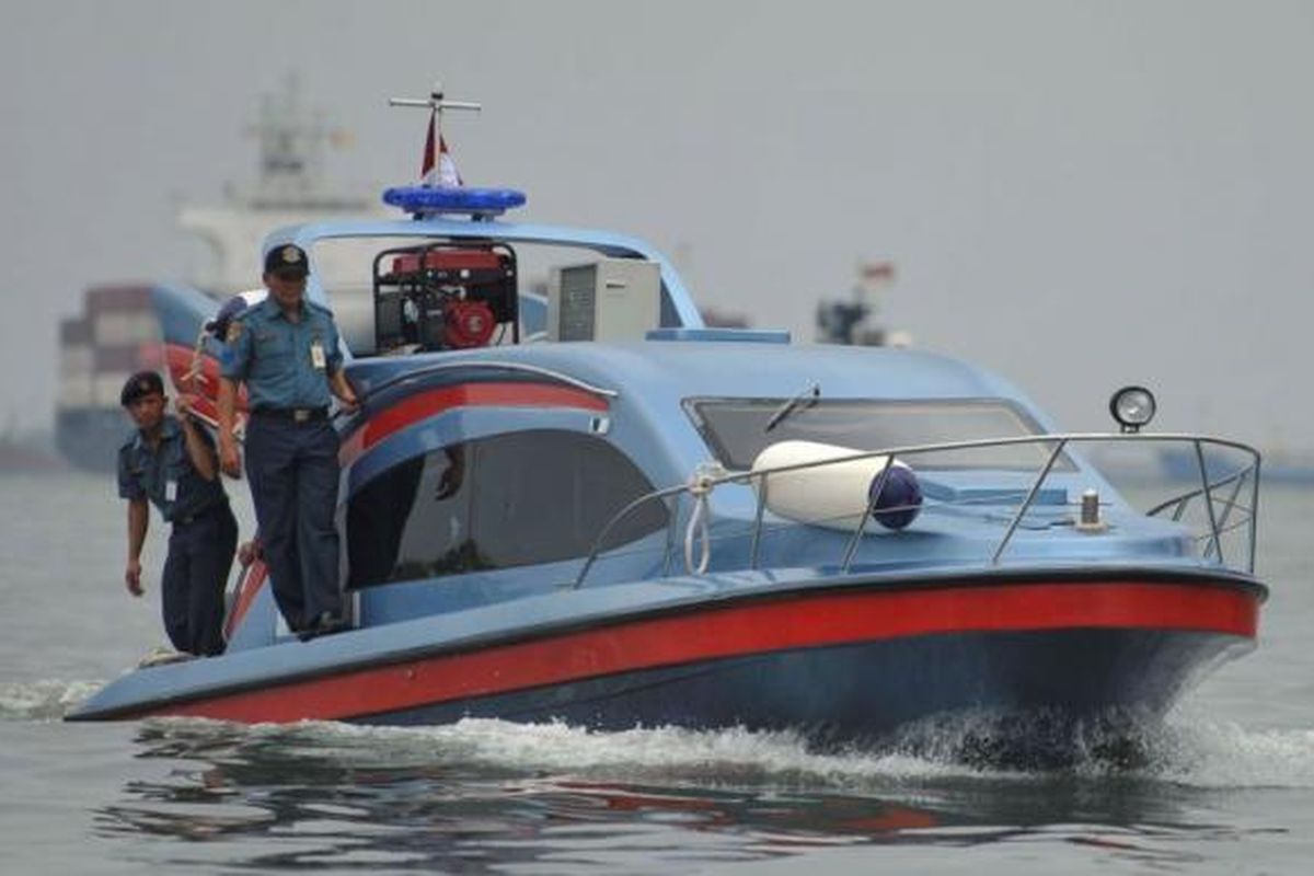 Kapal Patroli Cepat - Pangkalan Utama Angkatan Laut (Lantamal) III Jakarta, melakukan uji coba kapal cepat yang diberi nama Ronin, di Satuan Keamanan Laut (Satkamla) Lantamal III, Pulau Pondok Dayung, Jakarta Utara, Senin (3/2/14). Ronin menjadi kapal patroli keamanan yang memiliki kecepatan mencapai 35 knot. Saat ini kapal patroli yang dimiliki Lantamal rata-rata kecepatnya masih dibawah 20 knot.