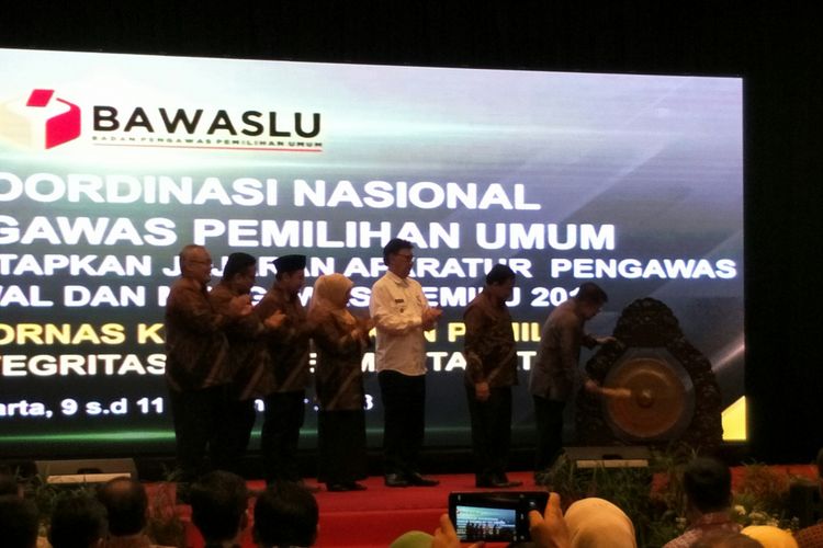 Wapres Jusuf Kalla membuka Rakornas Bawaslu di Hotel Mercure, Ancol, Jakarta