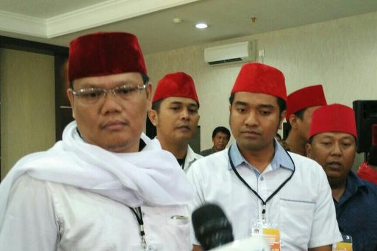 Bakal calon gubernur DKI Jakarta yang berniat maju melalui jalur perseorangan, tokoh betawi Eki Pitung (kiri), bersama pasangan wakil gubernurnya, Balia Reza (kanan), mendatangi kantor KPU DKI Jakarta di Jalan Salemba Raya, Jakarta Pusat, Minggu (7/8/2016).