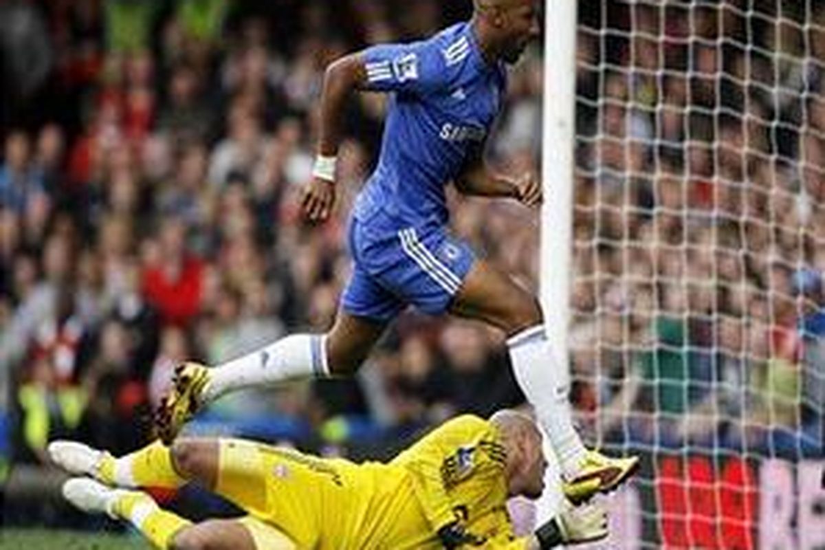 Striker Chelsea, Nicolas Anelka, sukses menaklukkan kiper Liverpool, Pepe Reina.