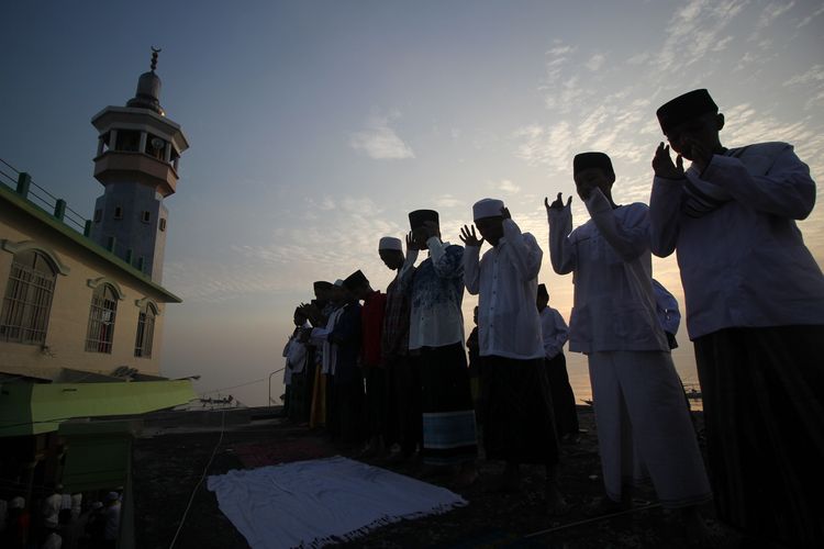 Warga di Kampung Nelayan Nambangan menunaikan Shalat Idul Fitri 1440 H di Masjid Al Mabrur Nambangan, Surabaya, Jawa Timur, Rabu (5/6/2019).