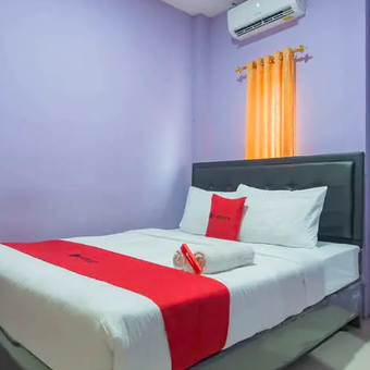 Salah satu kamar di RedDoorz@Gatot Subroto Bandung, salah satu hotel murah dekat Stasiun Kiaracondong
