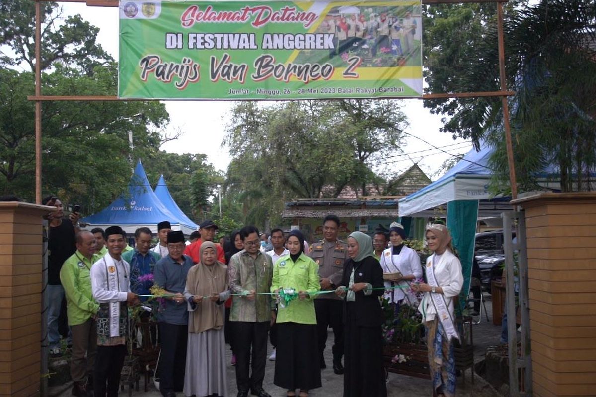 Bupati Hulu Sungai Tengah (HST) Aulia Oktafiandi bersma 
Ketua Dewan Pengurus Cabang (DPC) Pecinta Anggrek Indonesia (PAI) HST Cheri Bayuni Budjang Aulia Oktafiandi,  Wakil Bupati HST Masyah Sabri, Unsur Forkopimda, Ketua Gabungan Organisasi Wanita (GOW), Sekretaris Daerah Pemerintah Kabupaten (Pemkab) HST, Asisten Perekonomian dan Pembangunan Pemkab HST, Kepala Dinas Lingkungan Hidup dan Perhubungan (DLHP) HST, Pimpinan Bank Kalsel Cabang Barabai, Ketua DPD PAI Kalsel, Ketua DPC PAI Se- Kalsel menghadiri pembukaan Festival Anggrek ?Parisj Van Borneo 2? Tahun 2023 di halaman Balai Rakyat, HST< Kalsel, Jumat (26/5/2023)