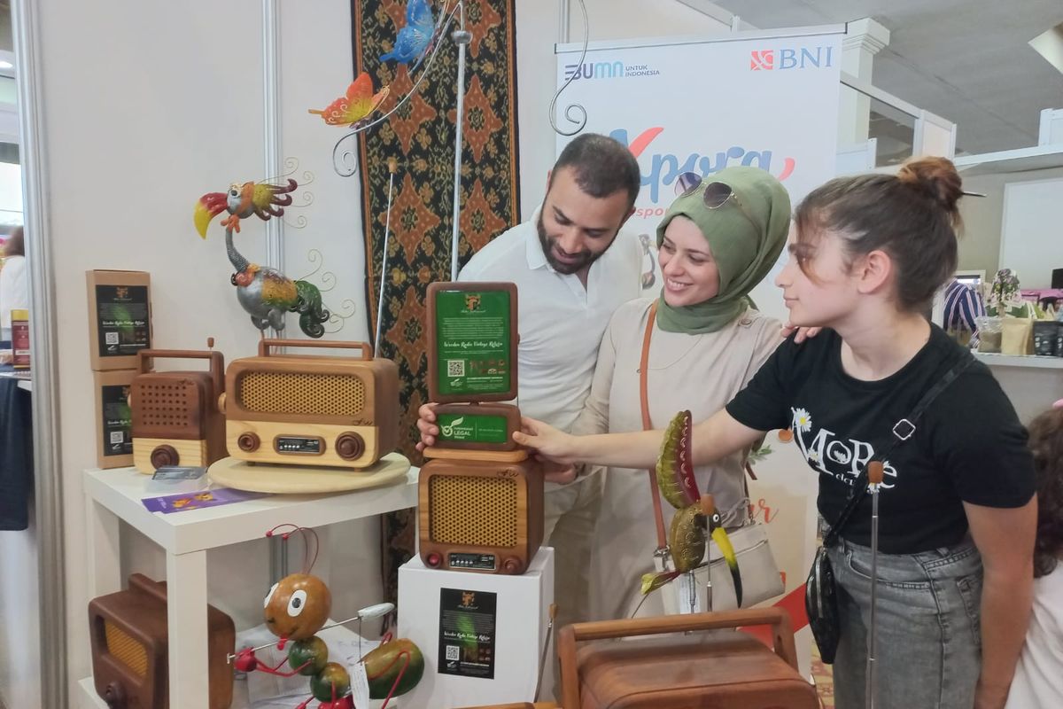 Pengunjung mendatangi booth Mitra Binaan BNI di acara Festival Pasar Senggol Turki, Minggu (5/6/2022).