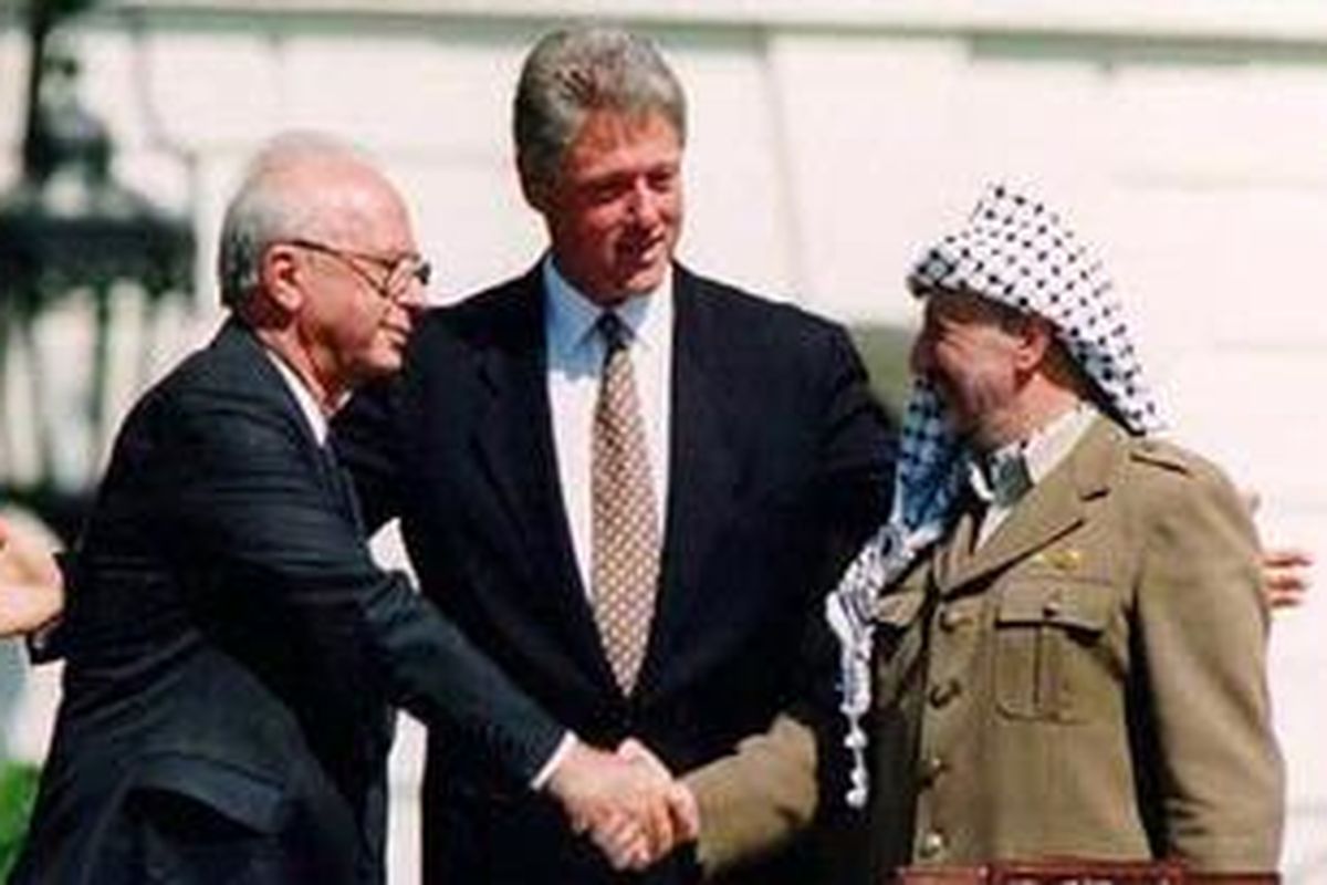 Jabat tangan bersejarah PM Israel Yitzak Rabin dan pemimpin PLO Yasser Arafat, disaksikan Presiden AS Bill Clinton saat menandatangani Perjanjian Oslo pada 13 September 1993. Hasil dari perjanjian ini adalah terbentuknya Otorita Palestina yang membawahi Jalur Gaza dan Tepi Barat.