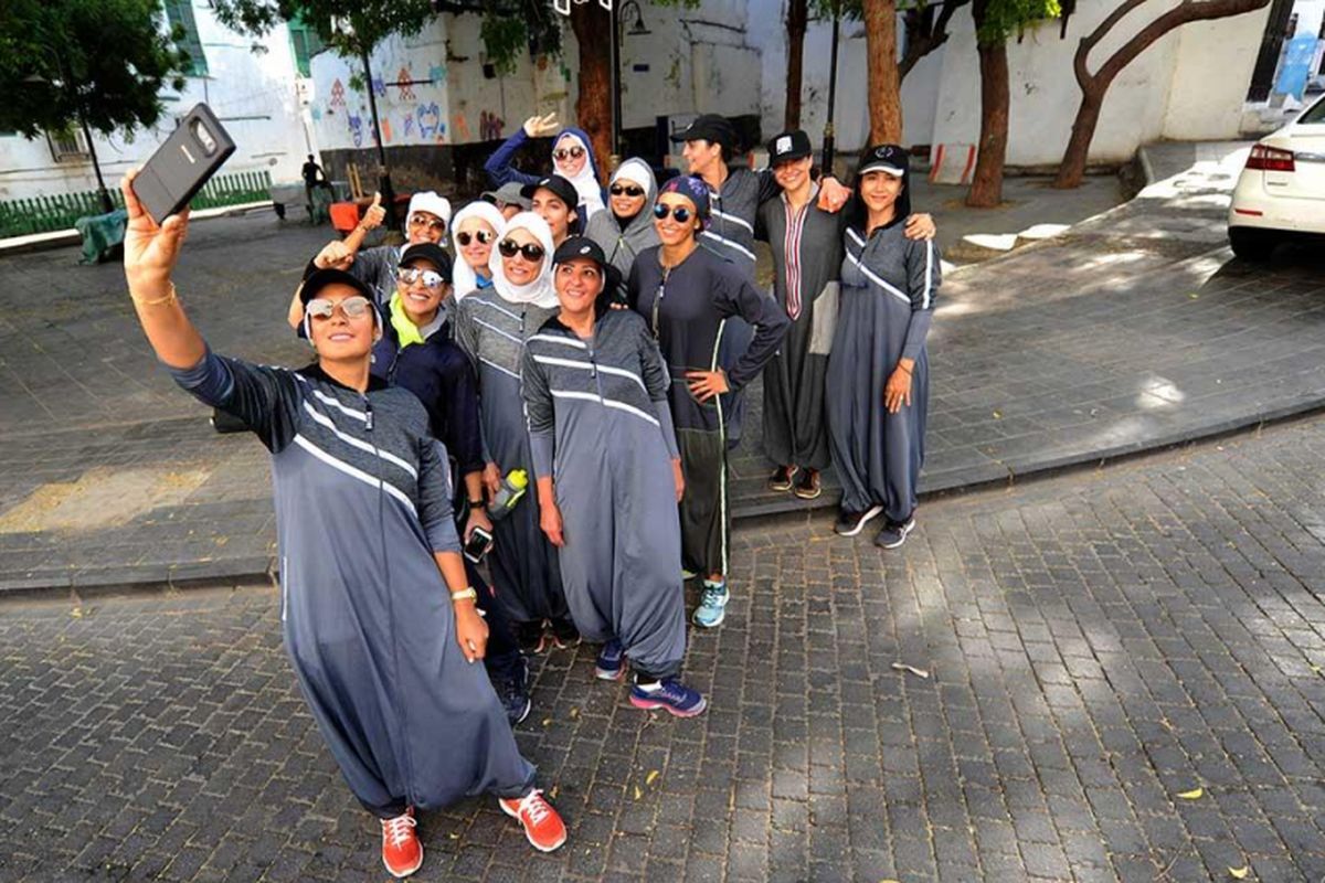 Para wanita di Jeddah selfi dengan menggunakan Abaya