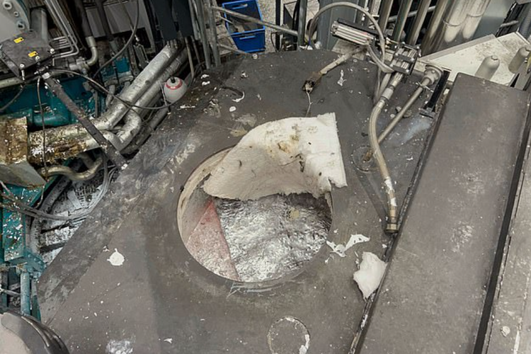 Seorang pekerja kelistrikan berusia 25 tahun jatuh ke dalam tungku berisi aluminium cair bersuhu mendidih saat dia bekerja di pabrik di St Gallen, Swiss timur laut.

