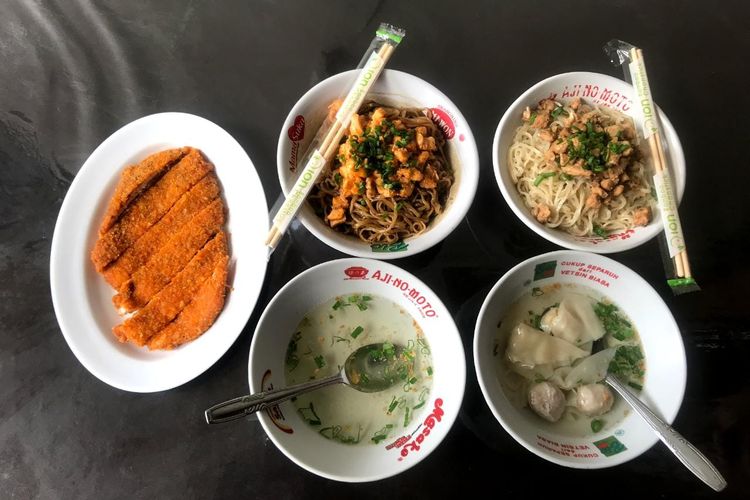 Kuliner legendaris Bandung Bakmi Pelita 2 yang sudah ada sejak tahun 1988. Bakmi ini dibuat secara tradisional. 