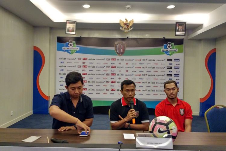 Pelatih Bali United Widodo C Putro (tengah) saat memberikan keterangan pers.