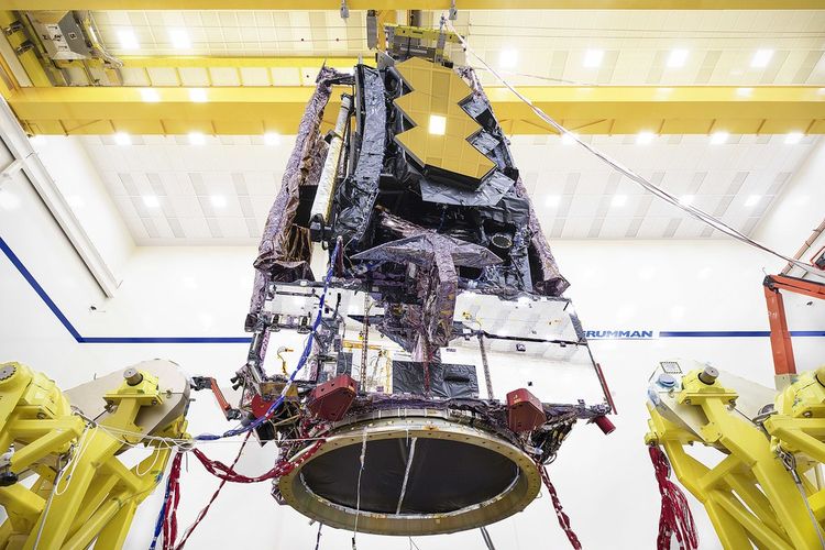 Teleskop Luar Angkasa James Webb, teleskop baru yang akan menggantikan Teleskop Luar Angkasa Hubble. NASA bersiap akan meluncurkan teleskop James Webb pada tahun ini.