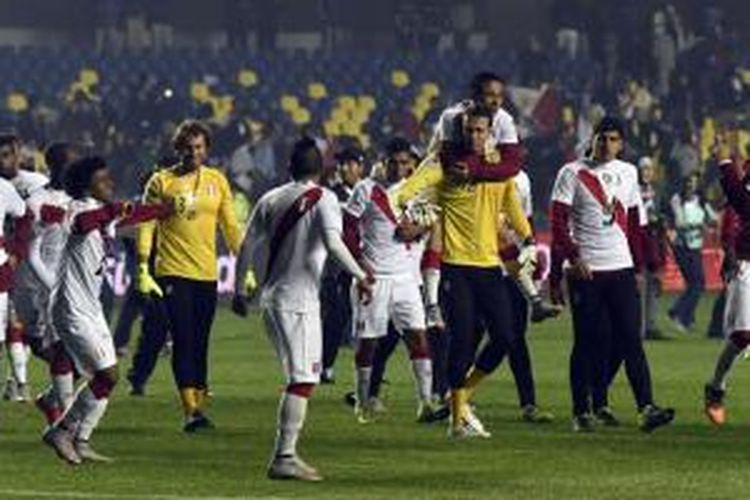 Para pemain Peru merayakan keberhasilan mengalahkan Paraguay, Jumat (3/7/2015). 
