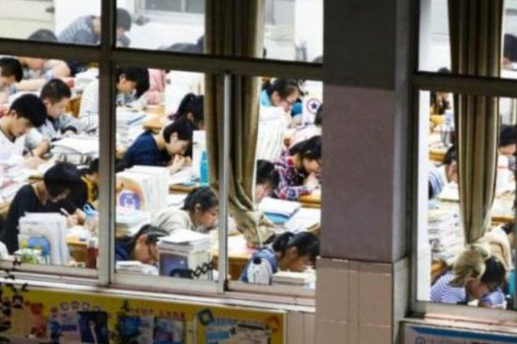 Ujian masuk perguruan tinggi atau gaokao digelar selama tiga hari di seluruh wilayah China.