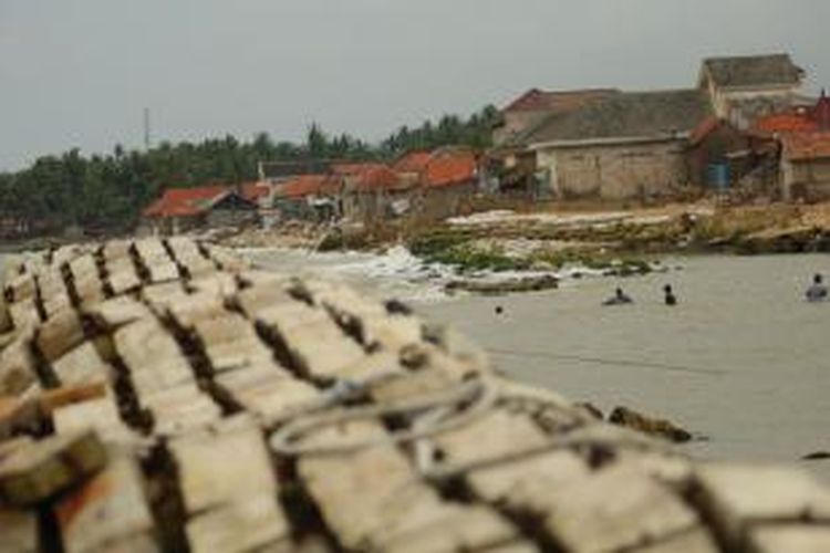 Sisa tangkis laut sepanjang 30 meter dari 300 meter yang dibangun di Desa Tlonto Raje, Kecamatan Pasean, Pamekasan. 