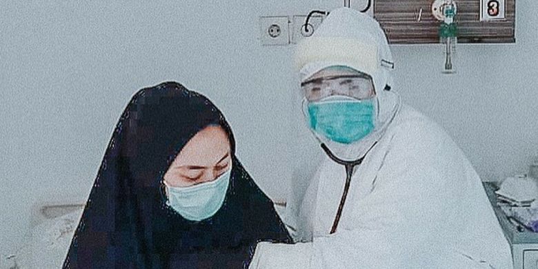 Bupati Karawang Cellica Nurrachadiana saat menjalani isolasi dan perawatan di RSUD Karawang.