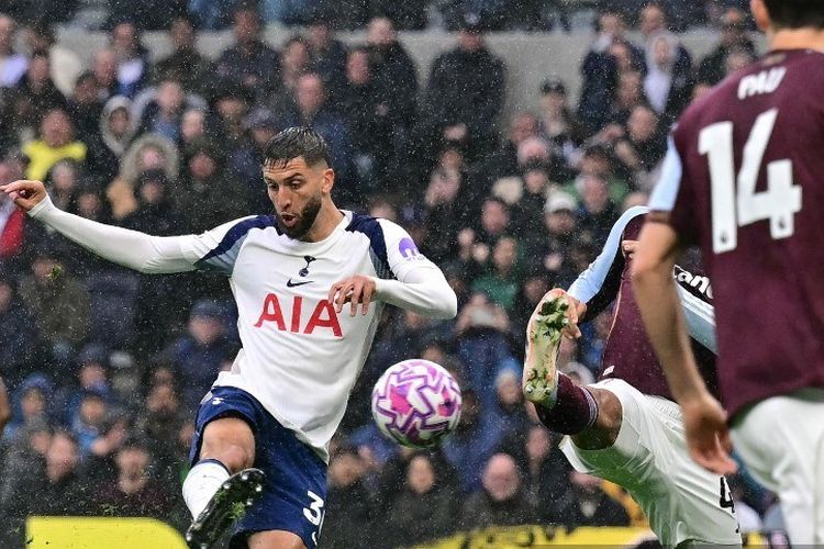 Rodrigo Bentancur menembak untuk mencetak gol pembuka dalam pertandingan sepak bola Liga Inggris antara Tottenham Hotspur vs Aston Villa di Stadion Tottenham Hotspur di London, pada 19 Oktober 2025. (Foto oleh Ben STANSALL / AFP)