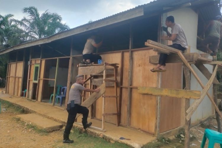 Sekolah SD Berdinding Tripleks di Kampar Riau Direnovasi Polisi