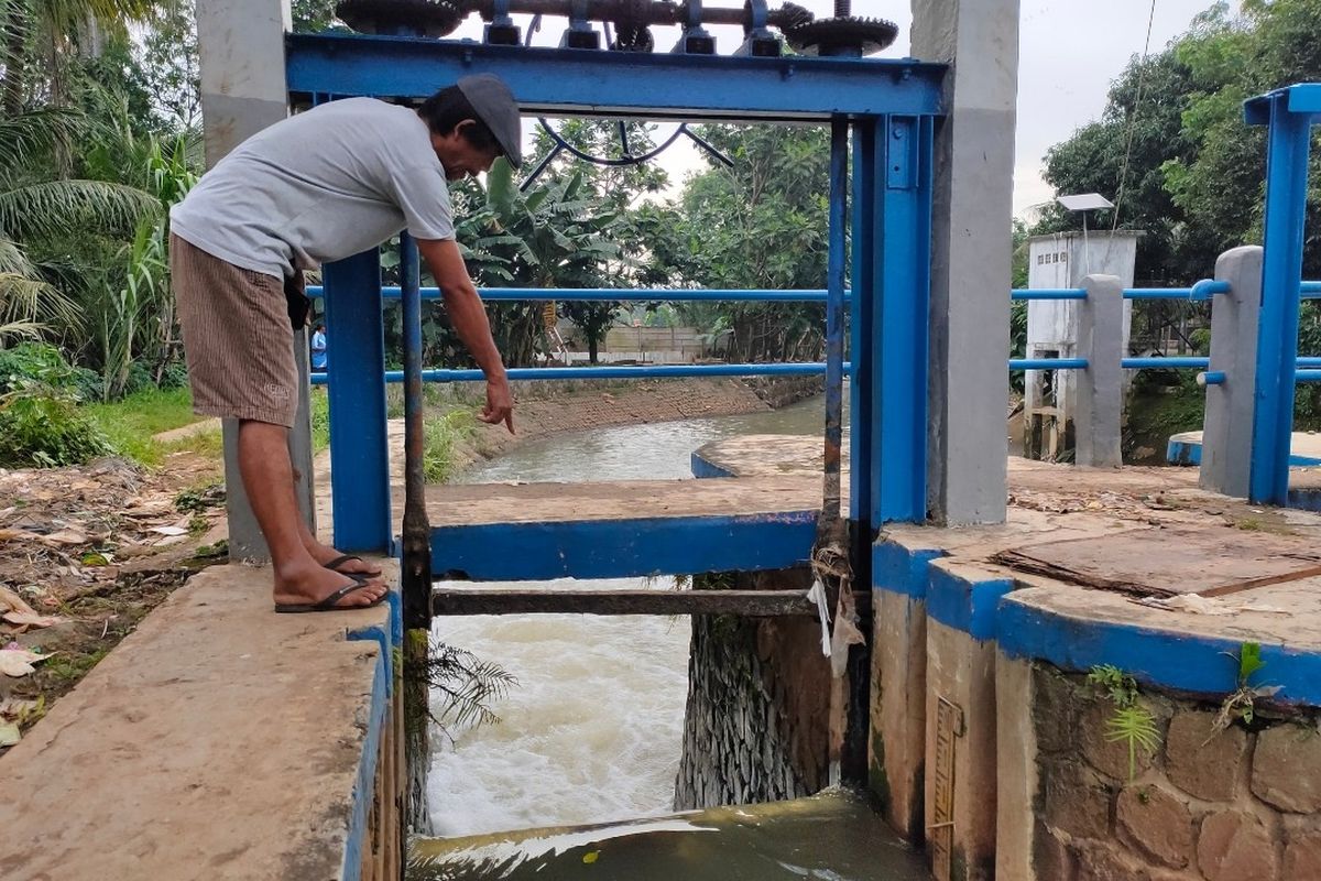 Pintu Air Bendung Ciputat di Kelurahan Sawah Lama, Ciputat Timur rusak dan tidak bisa dibuka, Selasa (23/2/2021).