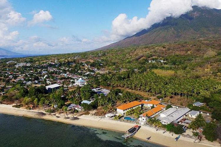 Pantai Besar di kota Larantuka, Flores Timur, Nusa Tenggara Timur.