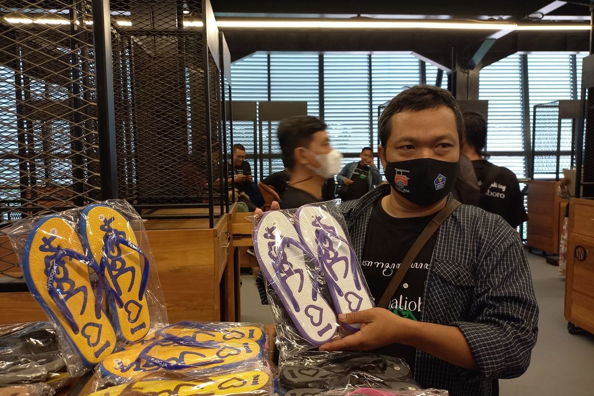 PKL Mulai pindah ke tempat baru, mereka mulai mencoba untuk mendisplay dagangan pada lapak yanh disediakan. Selasa (1/2/2022)