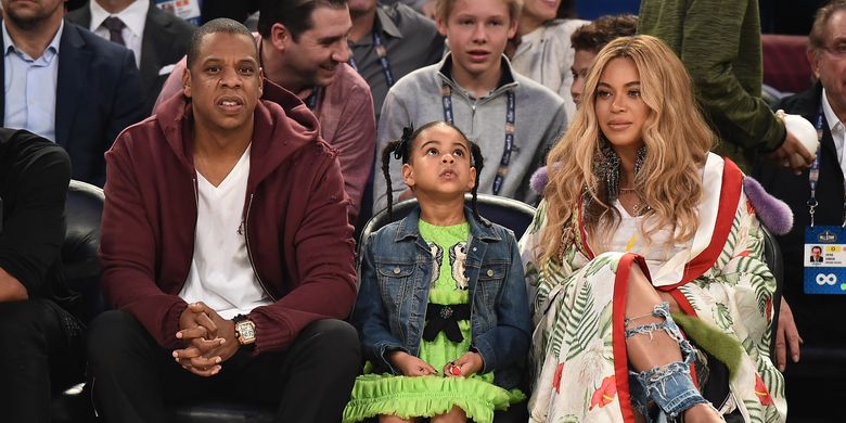 Jay-Z, Blue Ivy Carter, dan Beyonce Knowles menghadiri NBA All-Star Game ke-66 di Smoothie King Center, New Orleans, Louisiana, Minggu (19/2/2017).