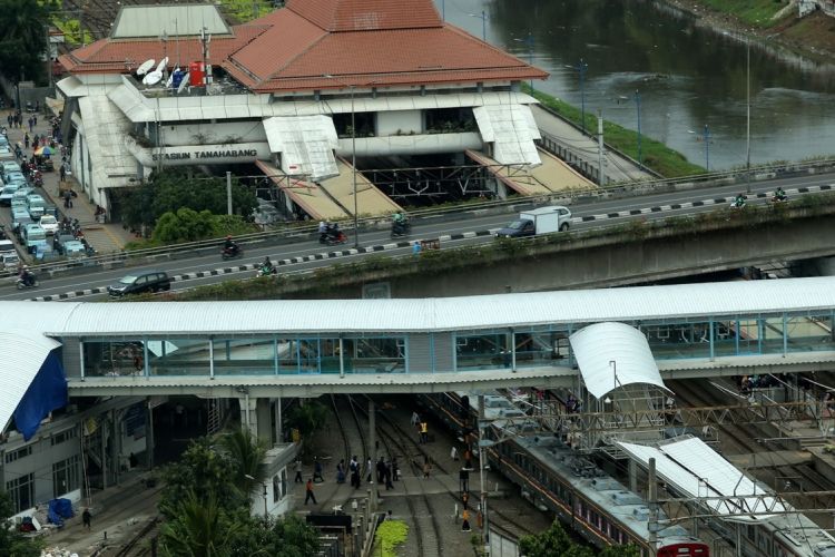 Suasana jembatan penyeberangan orang (JPO) di Stasiun Tanah Abang, Jakarta Pusat, Senin (9/1/2017). JPO tersebut guna mempermudah akses pejalan kaki dari stasiun dan dibutuhkan untuk mengurai kemacetan yang selalu terjadi di pintu keluar Stasiun Tanah Abang.